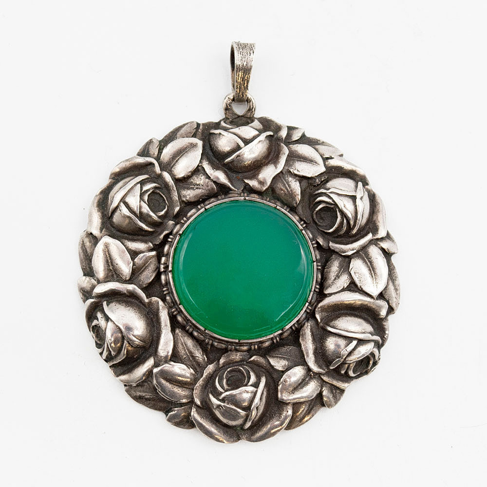 JOSEF PAUSER. DESIGNERANHÄNGER MIT GROSSEM CHRYSOPRAS, FASSUNG AUS 800ER SILBER, MIT MEISTERPUNZE "JP", FÜR OTT-PAUSERSCHE FABRIK, DEUTSCHLAND (SCHWÄBISCH GMÜND) UM 1920.