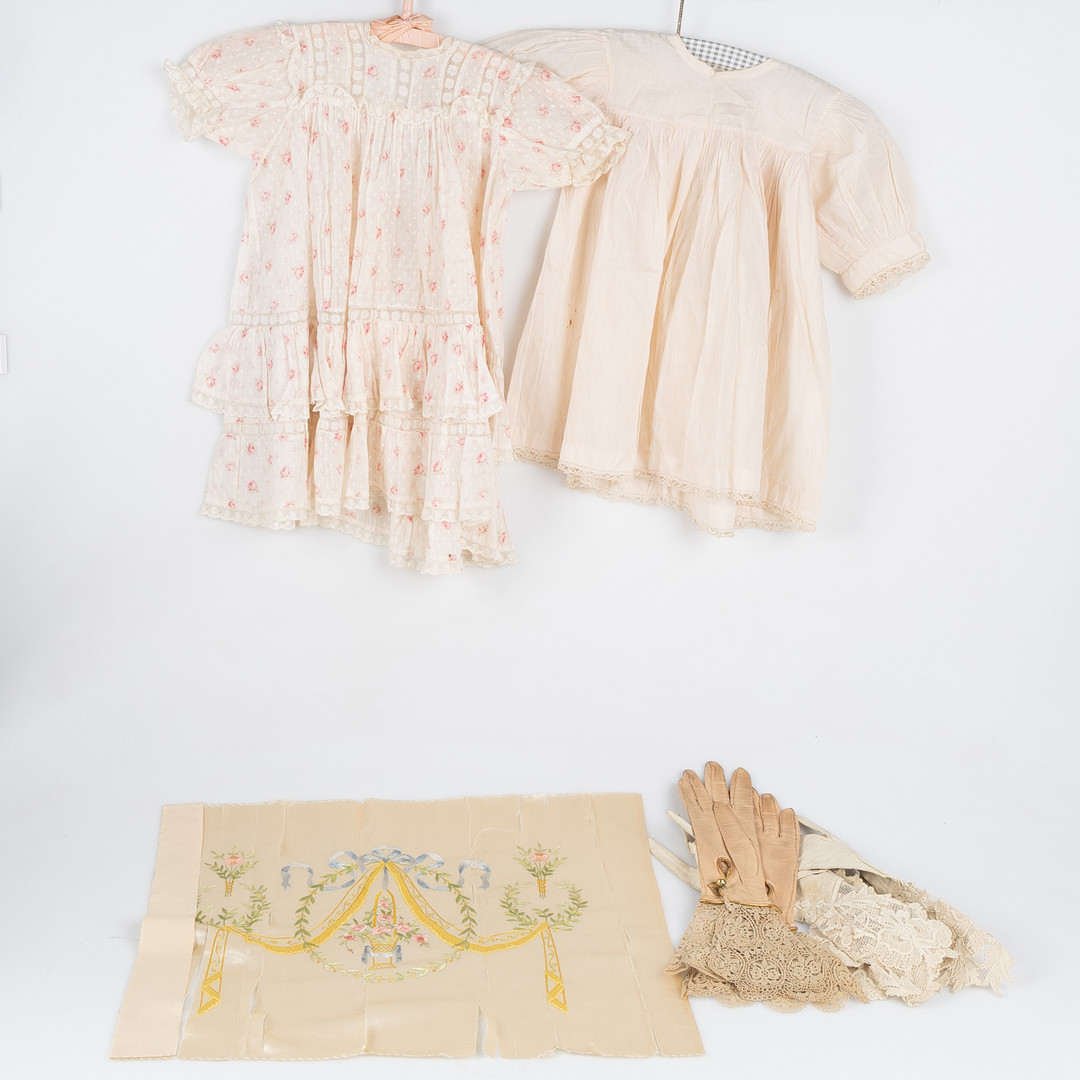 HANDSKAR, BARNKLÄNNINGAR samt TEXTIL, 1860-1910.