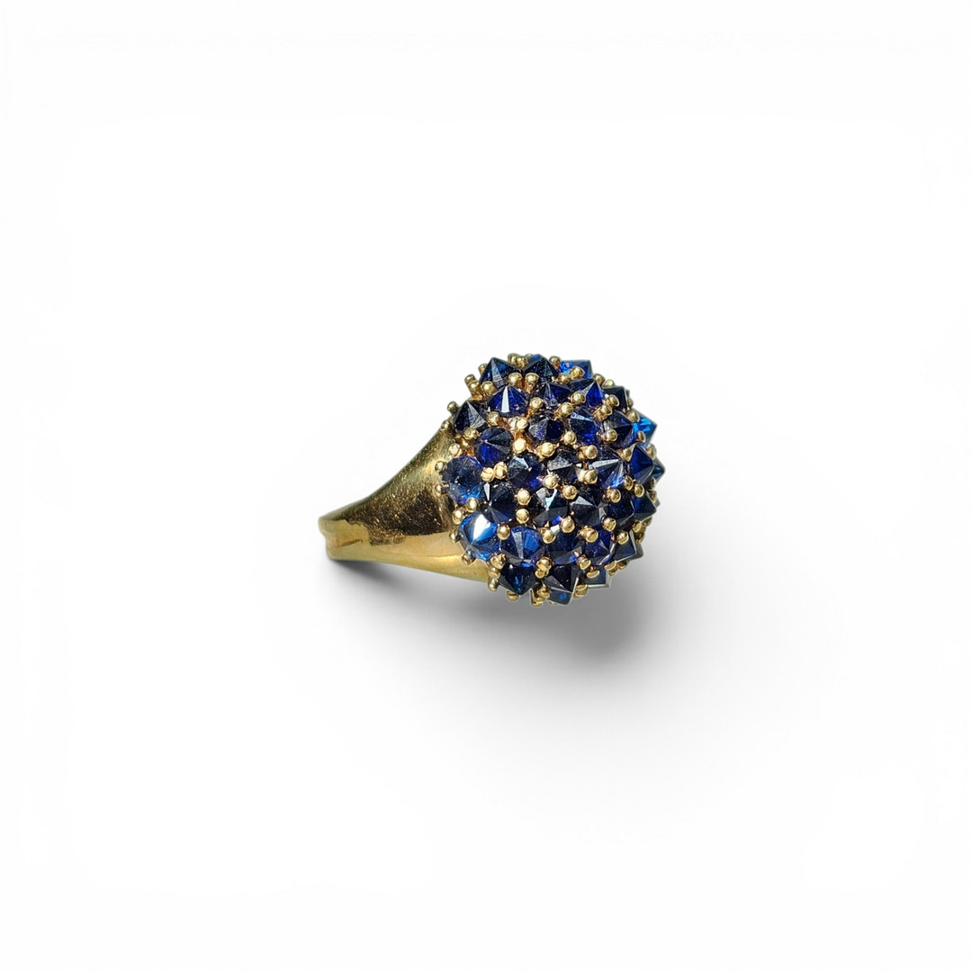 Sortija de zafiros con montura en oro amarillo de 18k. Nº 12.