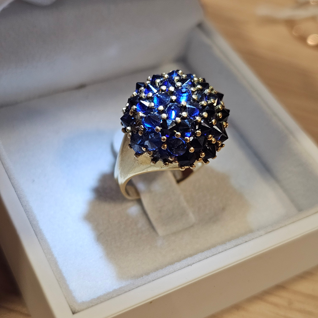 Sortija de zafiros con montura en oro amarillo de 18k. Nº 12.