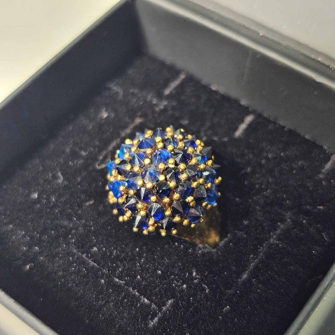Sortija de zafiros con montura en oro amarillo de 18k. Nº 12.