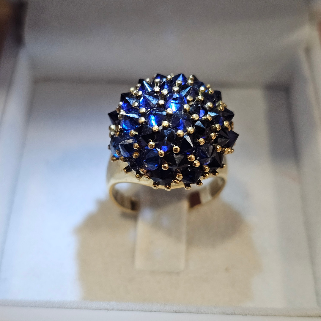 Sortija de zafiros con montura en oro amarillo de 18k. Nº 12.