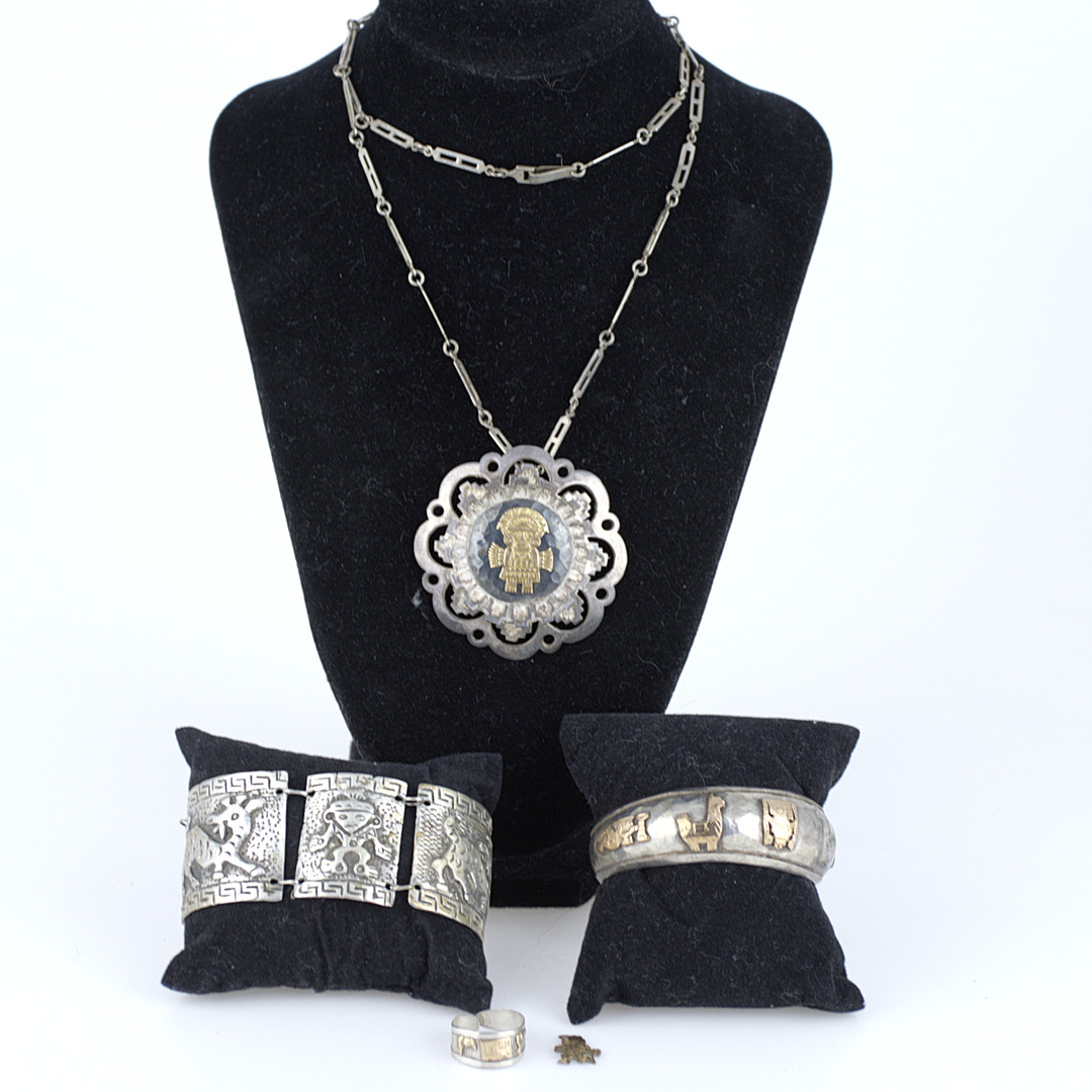ARMBAND, HALSBAND och RING, 5 delar, silver och guld 18k. inkamönster i relief, Peru, 1900-tal.