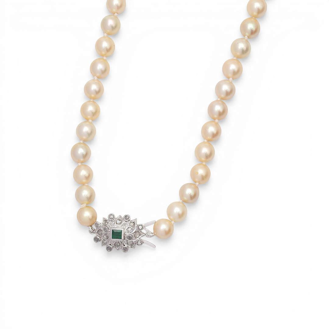 Pearls choker with gemstones clasp.