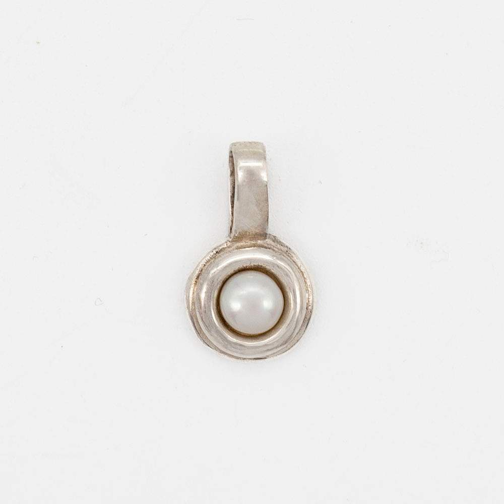 HERMANN SIERSBØL. DESIGNER ANHÄNGER AUS STERLINGSILBER MIT EINER PERLE IN WEISS, RUNDE FORM, DÄNEMARK, MITTE 20. JAHRHUNDERT.