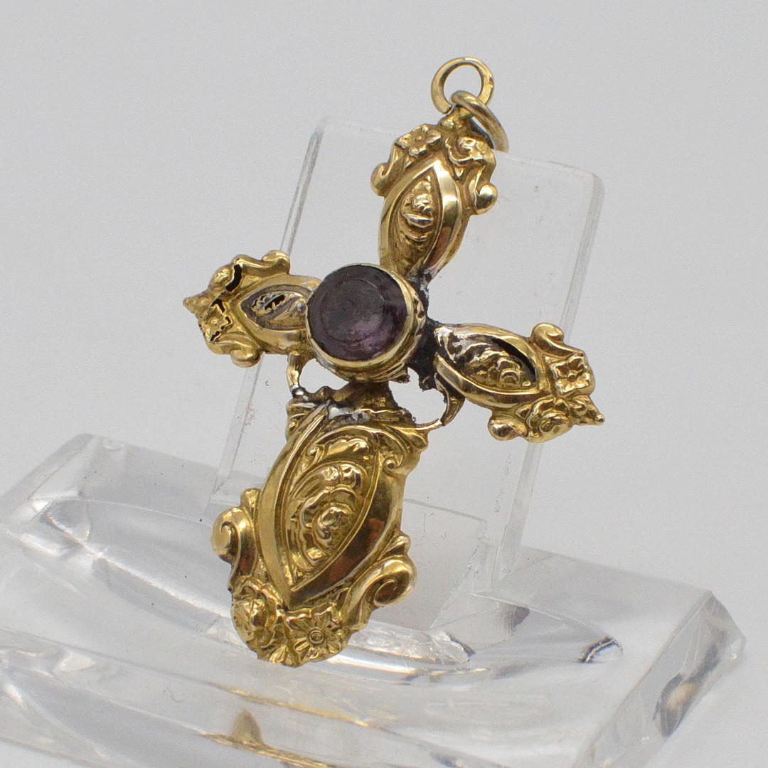 KREUZ-ANHÄNGER MIT EINEM AMETHYST, 14 KARAT SCHAUMGOLD FASSUNG, HANDGEMACHT, SPÄTE 19. JAHRHUNDERT.