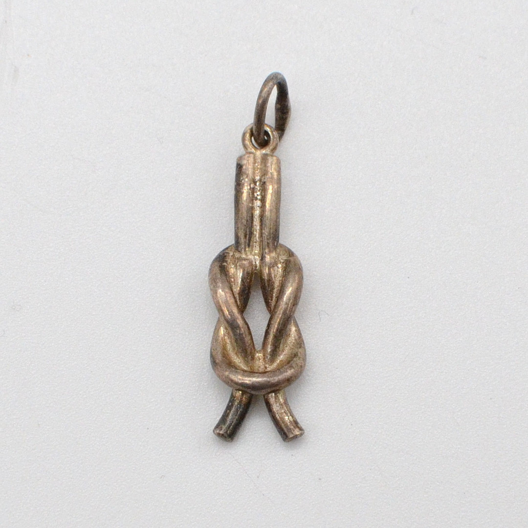 DESIGNER COLLIER ANHÄNGER, KNOTENFORM, STERLINGSILBER, UNLESERLICHE MEISTERPUNZE, UM 1950.