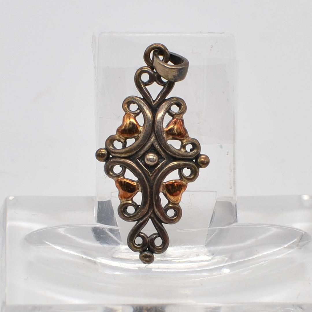 SMYKKEFORM, DESIGNER COLLIERANHÄNGER, STERLINGSILBER MIT GOLDDETAILS IN ROTGOLD, DÄNEMARK, SPÄTE 20. JAHRHUNDERT.