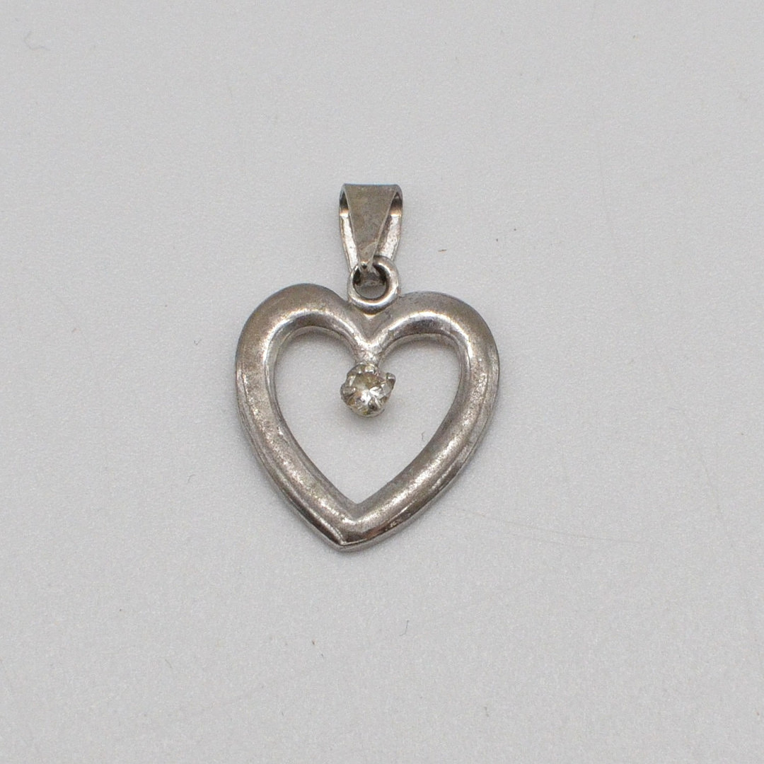 KIRSTEN SEVERIN. DESIGNER-COLLIERANHÄNGER, HERZ, STERLINGSILBER MIT EINEM ZIRKON, UM 1980.