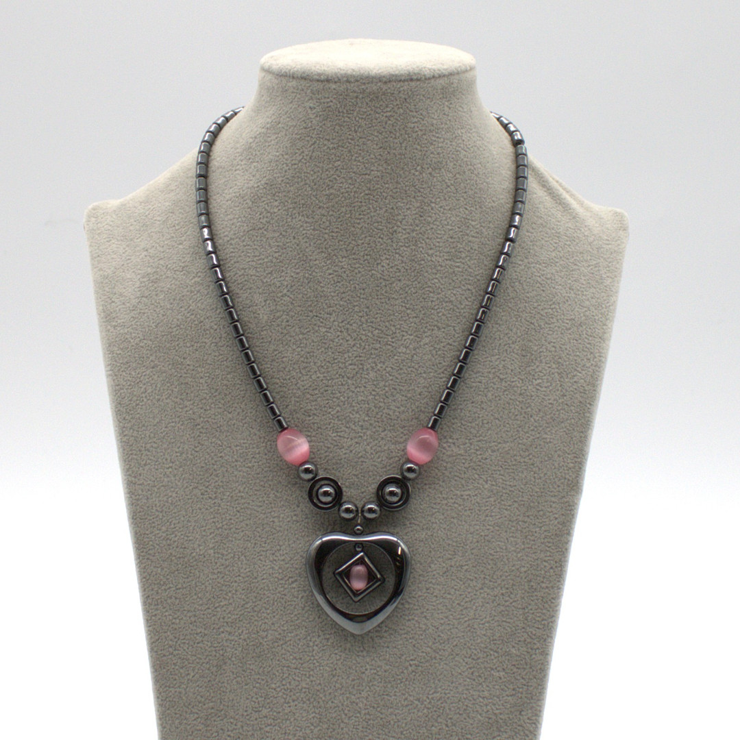 HEMATIT-HERZ-COLLIER MIT KATZENAUGENBESATZ.