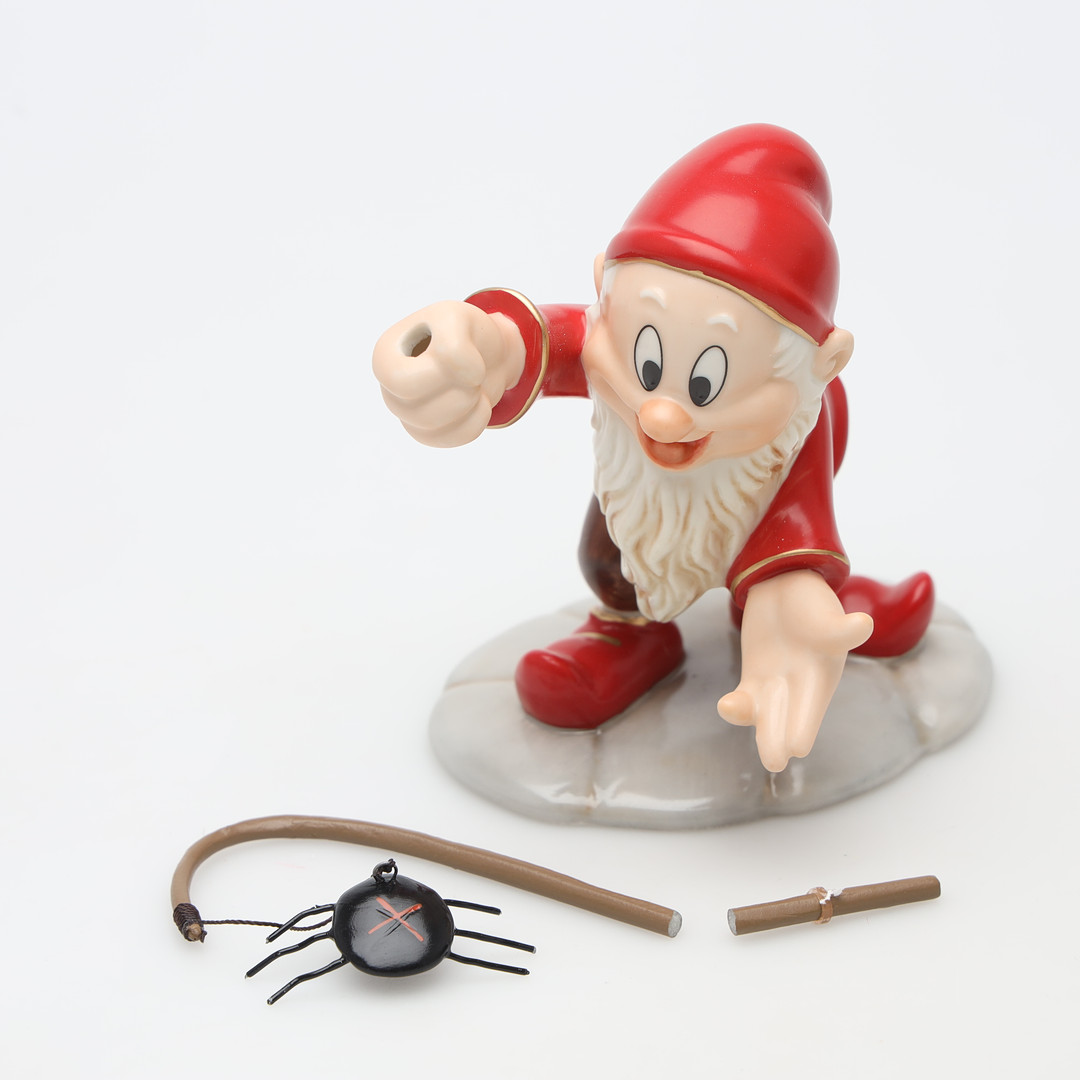 STEFAN LINDAHL. FIGURIN, porslin, Fyrklövern Disney Collection.
