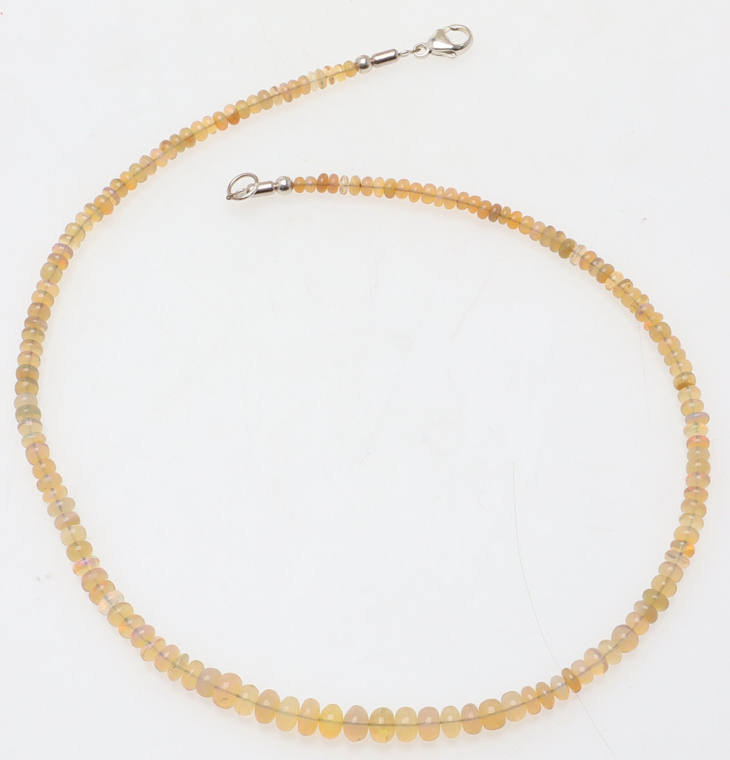 COLLIER, opaler med silverlås.