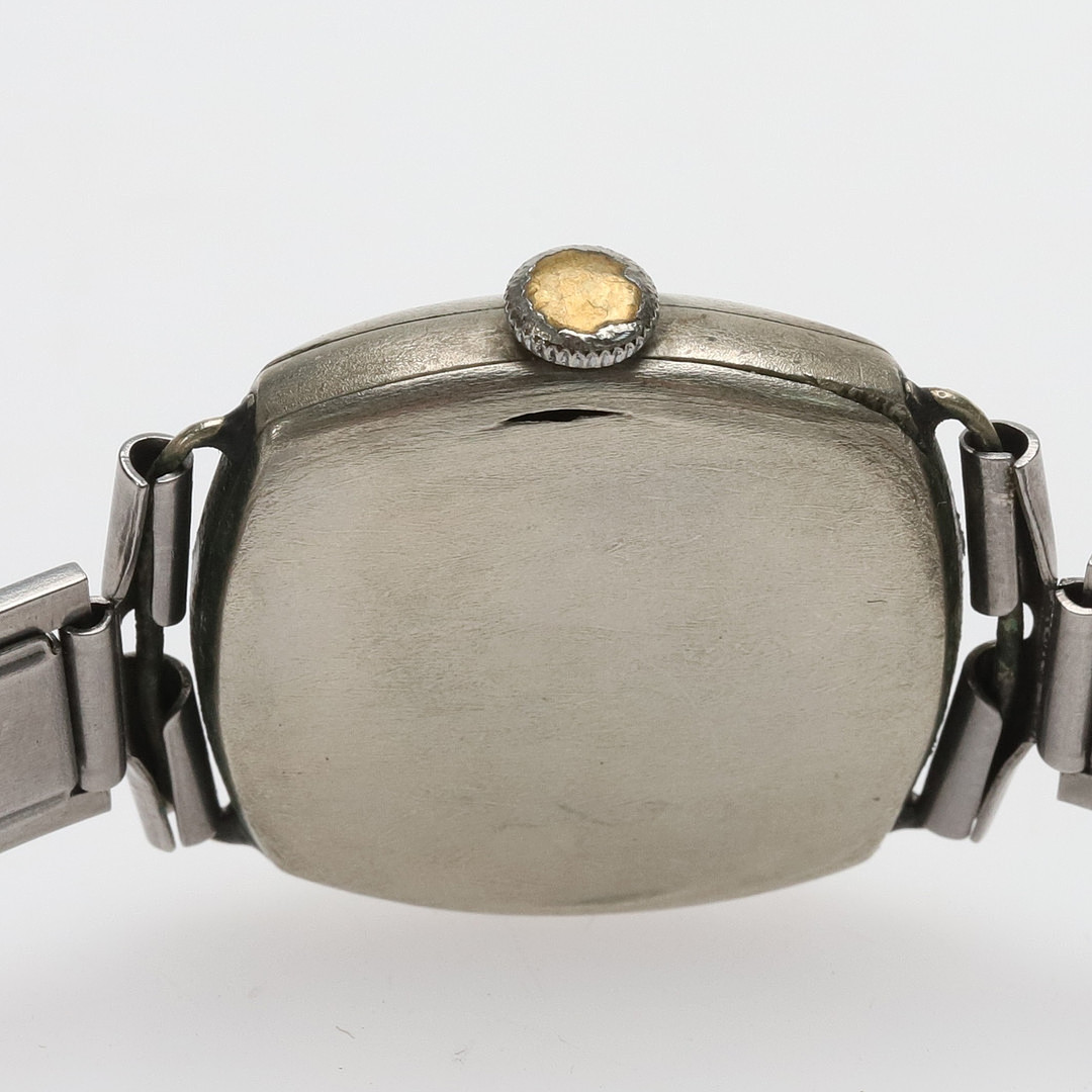 ARMBANDSUR. Nickel, 15 jewels, "Trench-watch" 1900-talets första halva.
