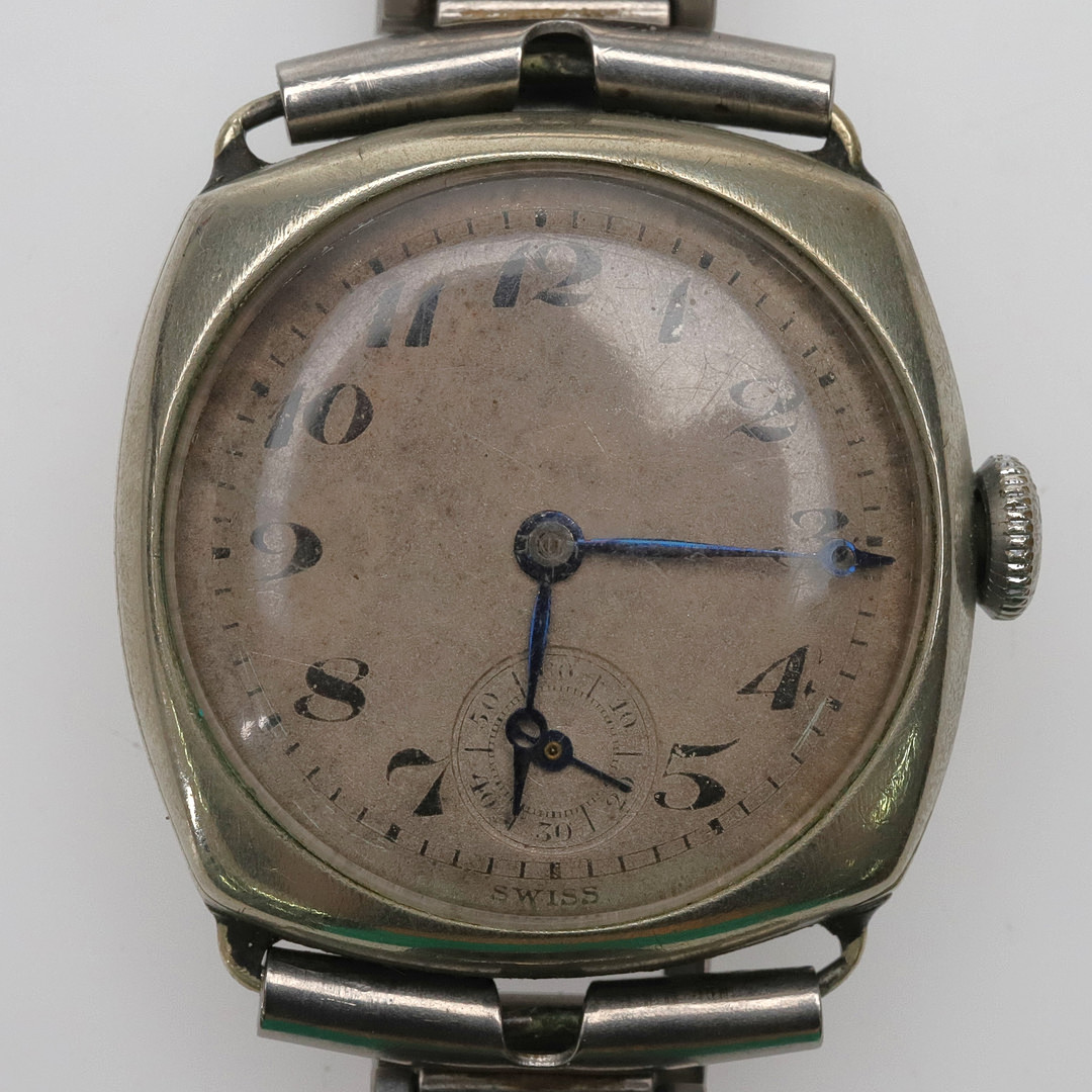 ARMBANDSUR. Nickel, 15 jewels, "Trench-watch" 1900-talets första halva.