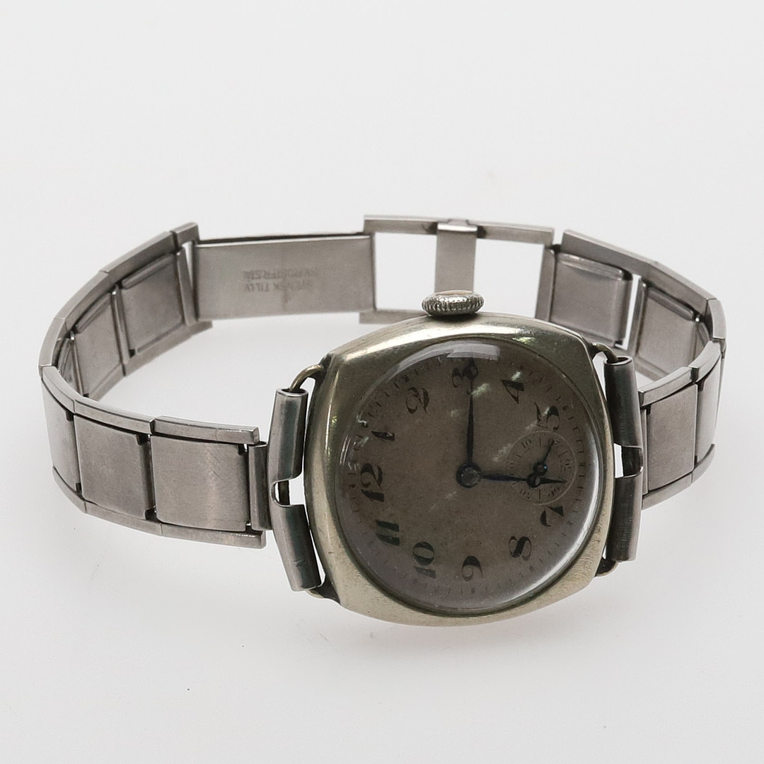 ARMBANDSUR. Nickel, 15 jewels, "Trench-watch" 1900-talets första halva.
