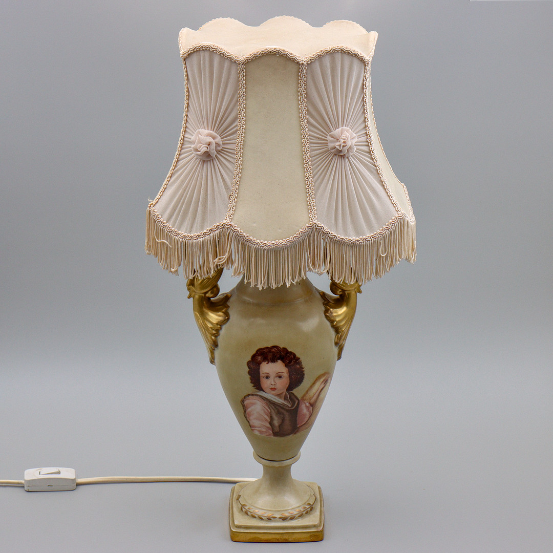 ALKA-KUNST ALBOTH & KAISER, BORDSLAMPA I PORSLIN "ANN-LOUISE", FÖRGYLLDA SVANHANDTAG, BAVARIA, TYSKLAND.