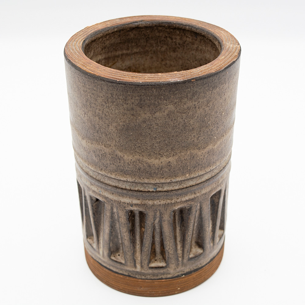 IRMA YOURSTONE. HOHE, ZYLINDRISCHE VASE, UPSALA EKEBY, SCHWEDEN, STEINZEUG, 1960ER JAHRE.