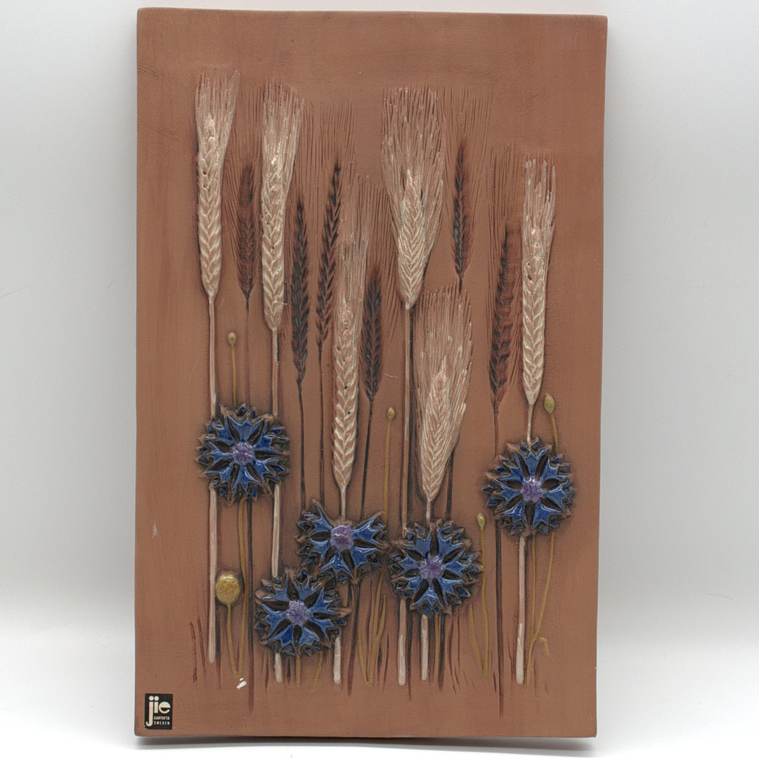 AIMO NIETOSVUORI. FÜR JIE GANTOFTA, KERAMIK-WANDRELIEF , SCHWEDEN UM 1960 DARSTELLUNG EINES HERBSTLICHEN MOTIVS ROGGENÄHREN SOWIE BLAUE KORNBLUMEN.