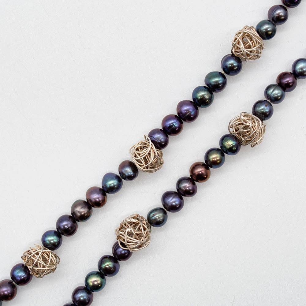 TAHITI ZUCHTPERLENCOLLIER MIT SILBERDRAHTPERLEN.