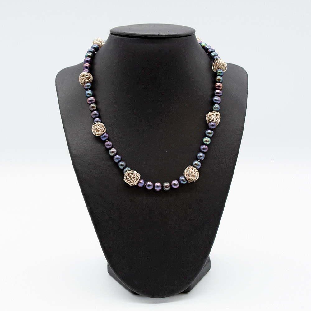 TAHITI ZUCHTPERLENCOLLIER MIT SILBERDRAHTPERLEN.