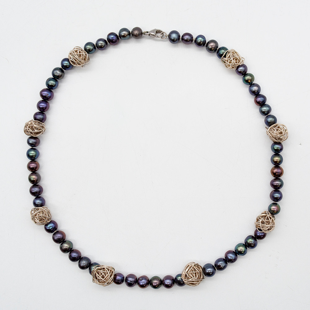 TAHITI ZUCHTPERLENCOLLIER MIT SILBERDRAHTPERLEN.