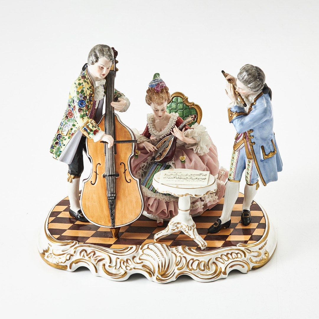 FIGURGRUPP, porslin, Tyskland, Sächsische Porzellan-Fabrik Carl Thieme zu Potschappel (etabl. 1872), 1900-talets mitt, rokokostil, polykromt bemålad.
