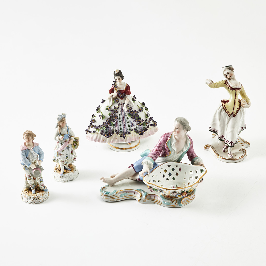 FIGURINER, 5 st., porslin, 1900-talets mitt, rokokostil, bland annat meissenliknande märke, polykromt bemålade.