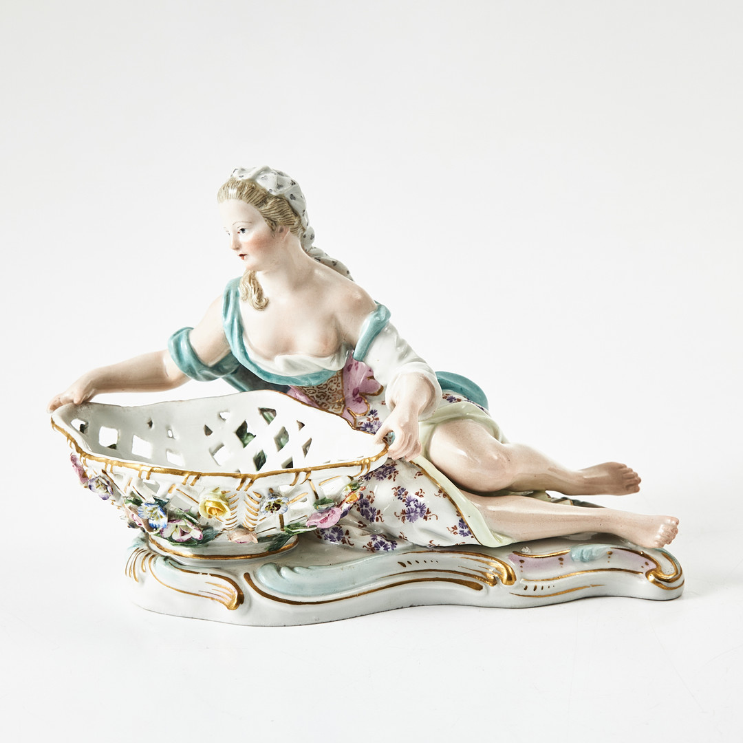 MEISSEN (etabl. 1710), figurin, porslin, Tyskland, 1800-talets andra hälft, rokokostil, polykromt bemålad, detaljer i guld.