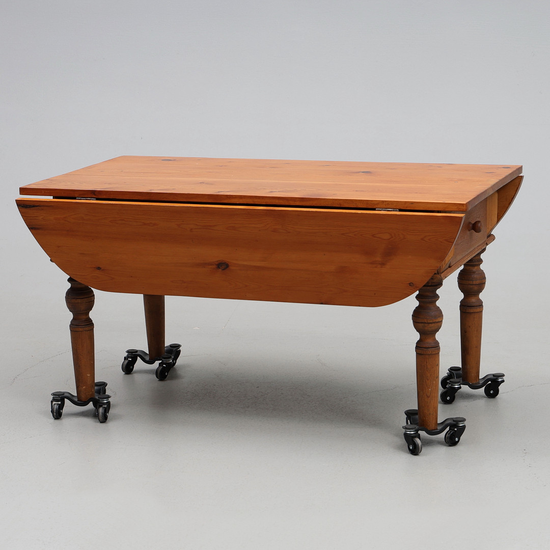 VARDAGSRUMS BORD, KLAFFBORD. Furu, 1900-tal.