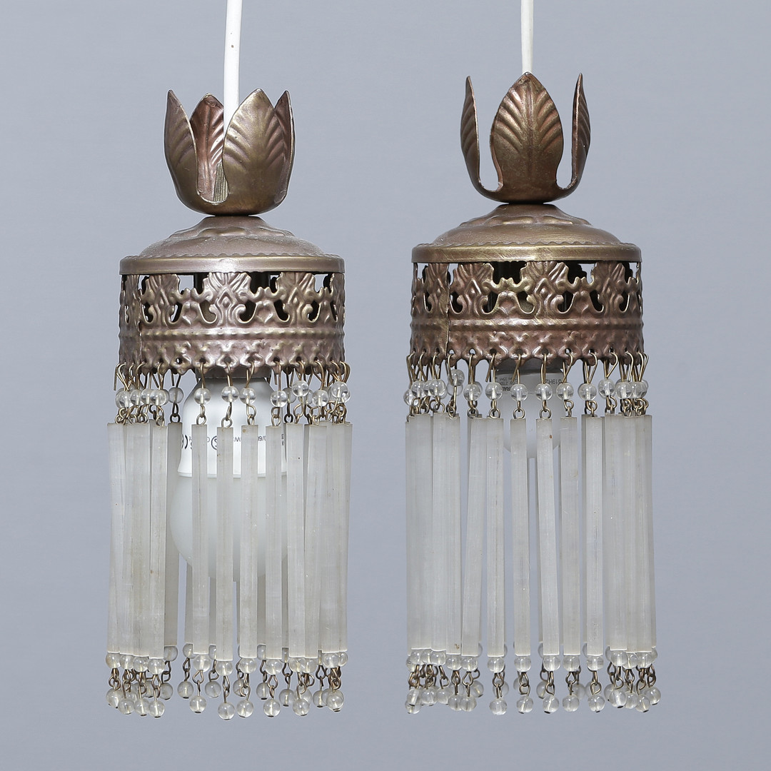 PARET FÖNSTERLAMPOR, ART DECO, METALL MED FRANSAR AV VITA GLASSTAVAR/PRISMOR, ITALIEN, 1900-TAL.