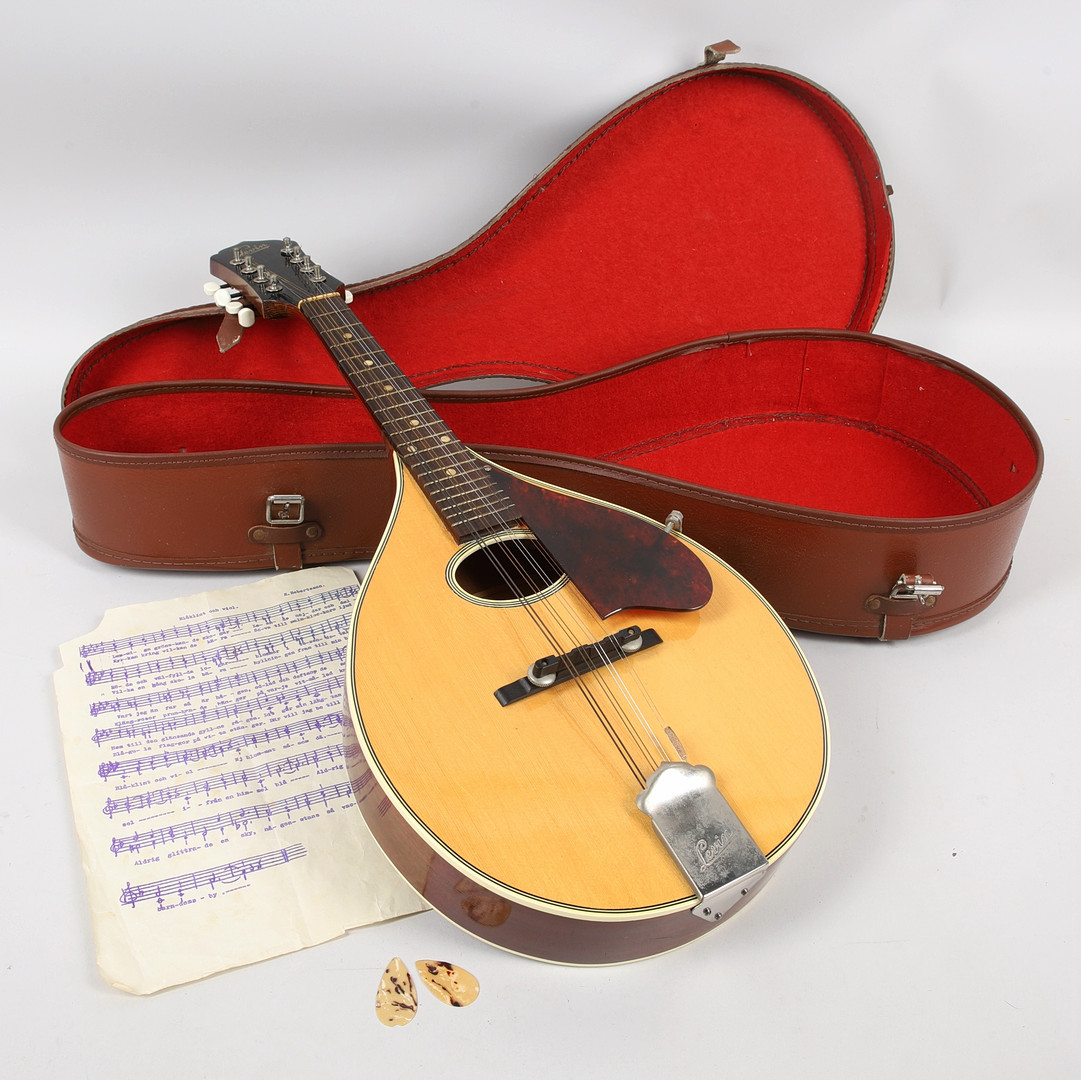 MANDOLIN med väska och tillbehör, AB Herman Carlsson Levin, Göteborg, 1959.
