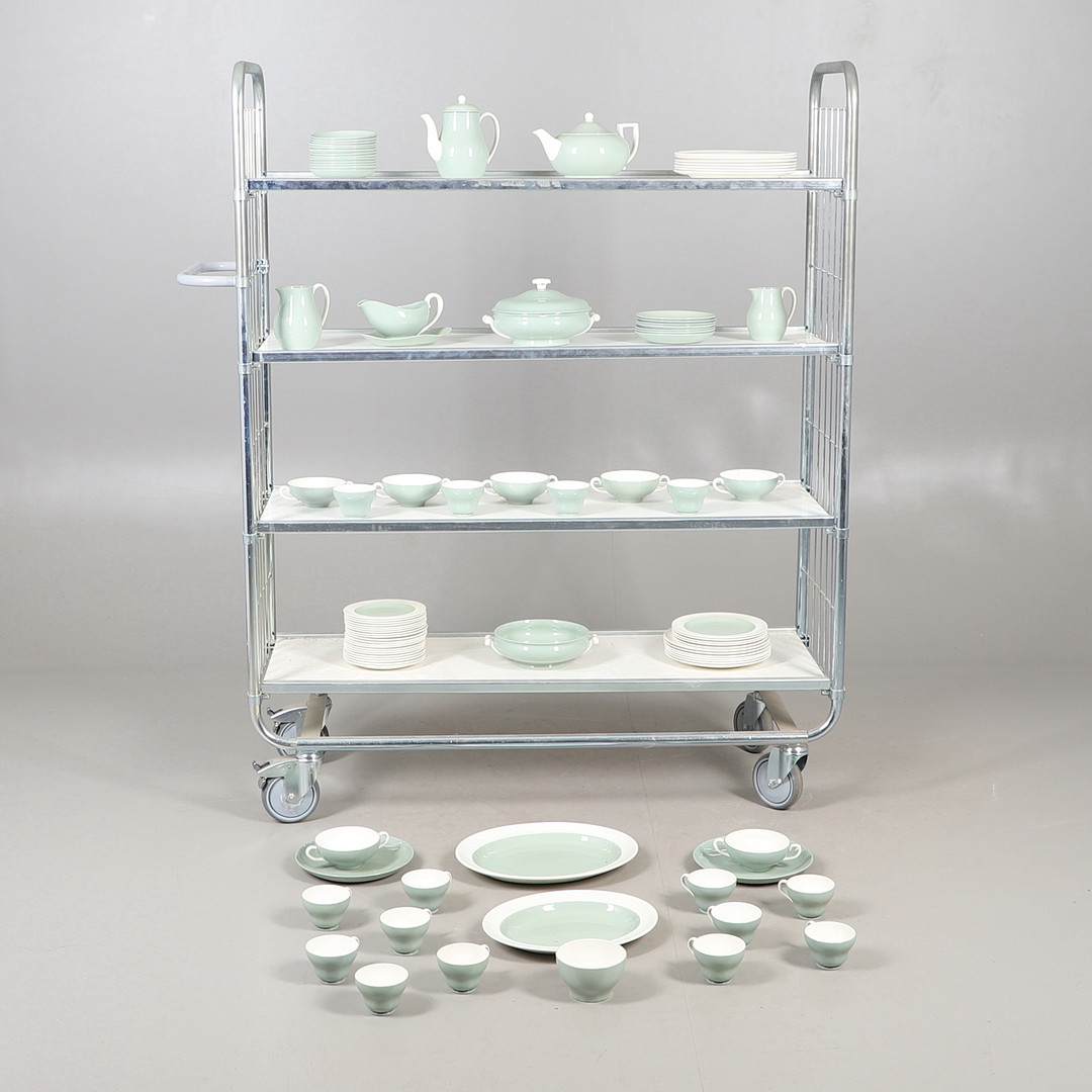 WEDGWOOD DINNER & TEA SERVICE - WINTERGREEN.