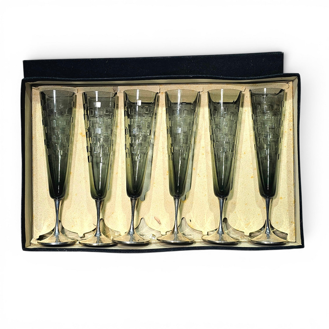 Colección de seis copas en cristal con base de plata.