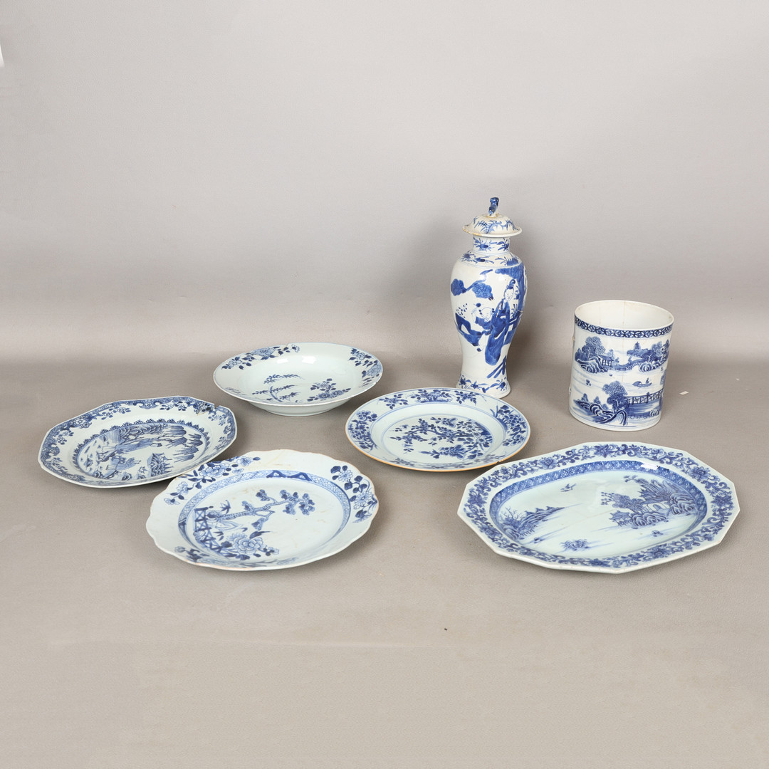 A COLLECTION OF 19TH CENTURY CHINESE BLUE AND WHITE PORCELAIN (7).