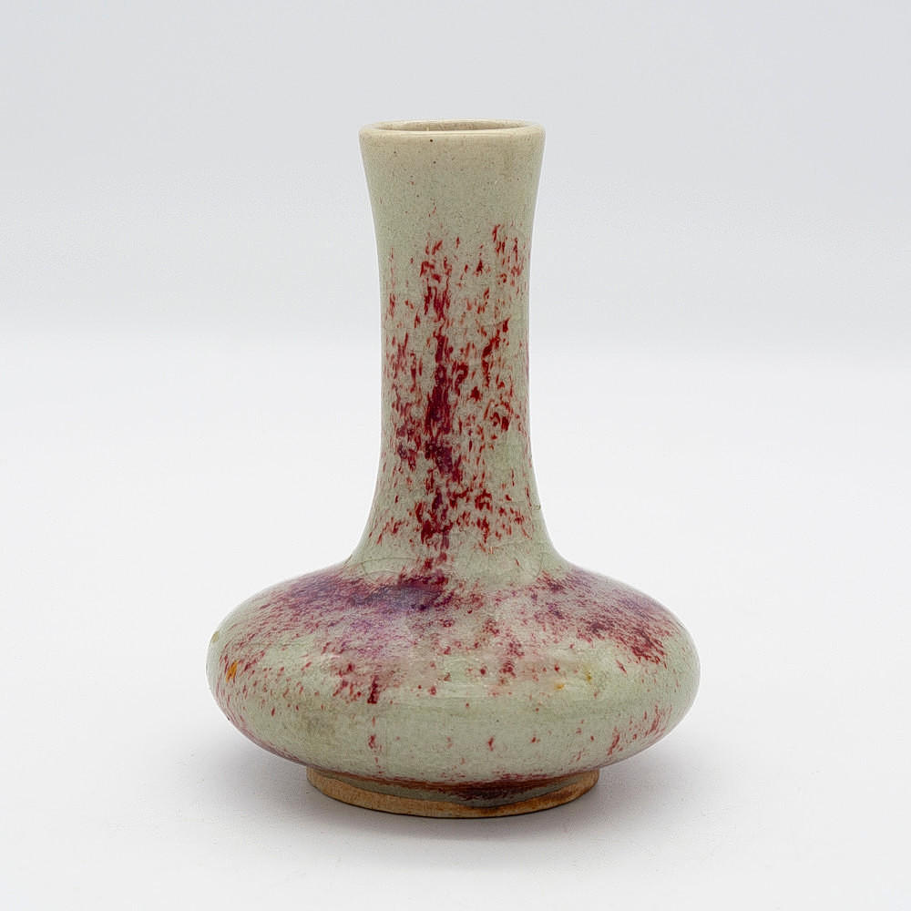 KLEINE KERAMISCHE VASE MIT ROTER SPRITZDEKOR-GLASUR, CHINA, 20. JAHRHUNDERT.