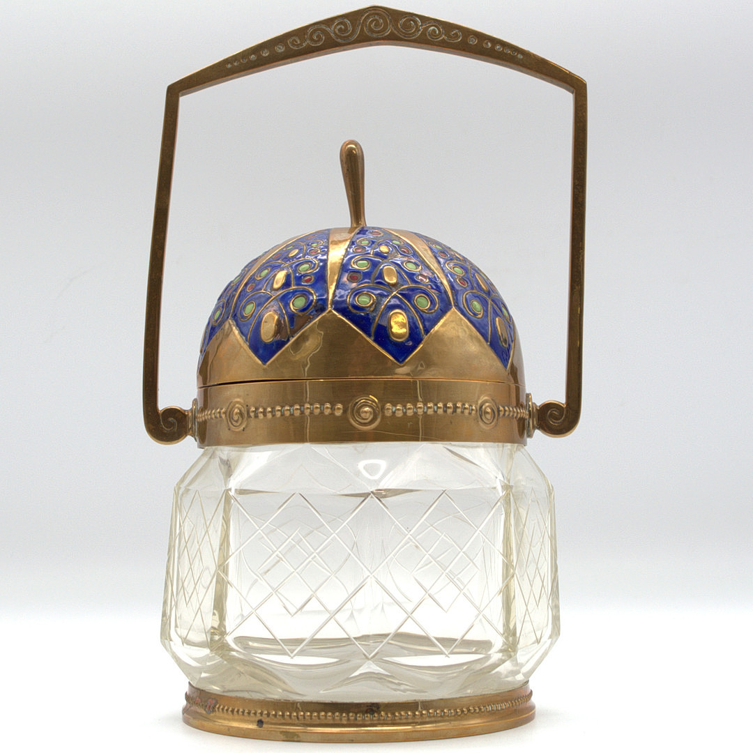 LUDWIG VIERTHALER. FÜR WINHARDT & CO, ZUGESCHRIEBEN, JUGENDSTIL DECKELGEFÄSS GESCHLIFFENES KRISTALL GLAS UND MESSING MIT AUFWENDIGEM EMALLIE DEKOR UM 1907.