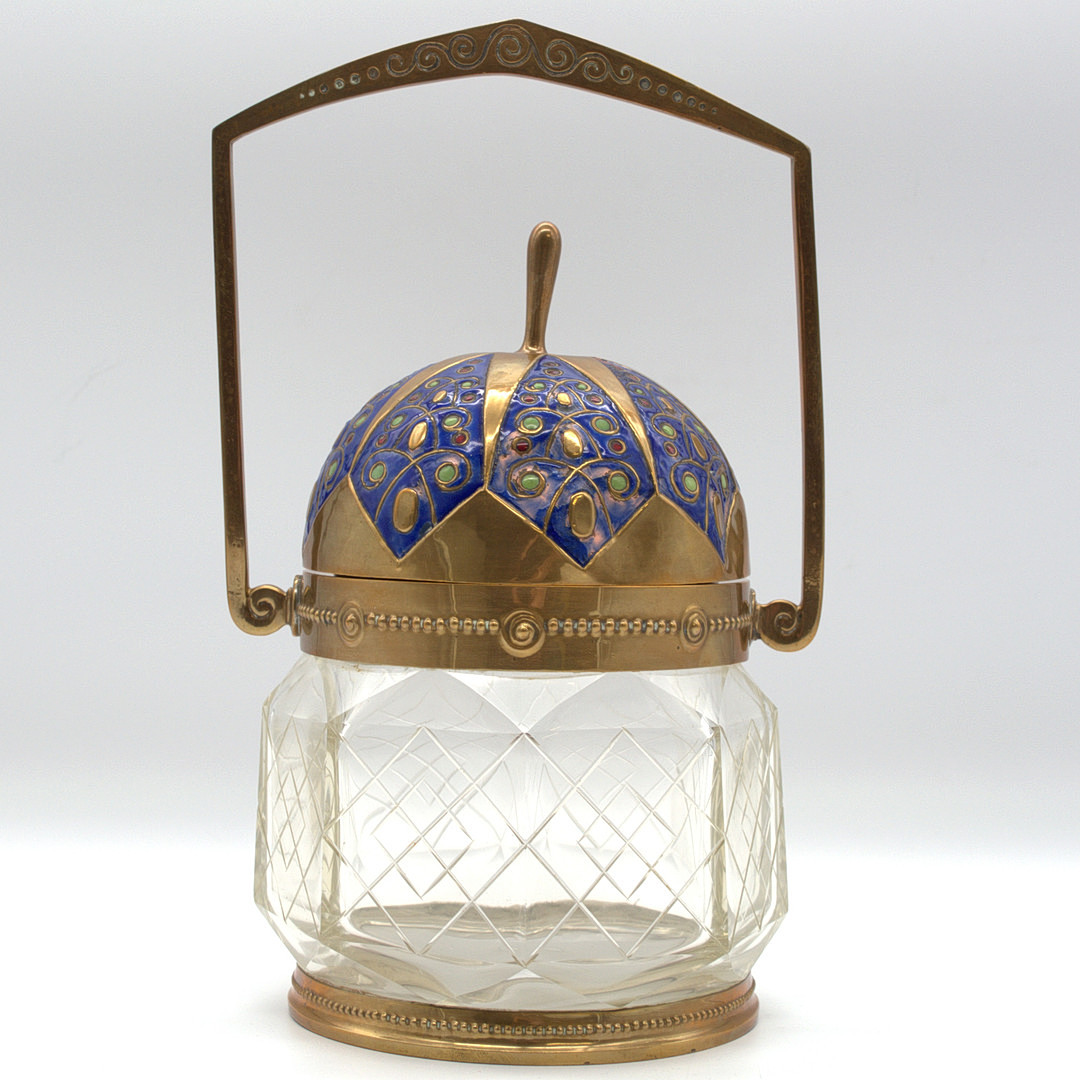 LUDWIG VIERTHALER. FÜR WINHARDT & CO, ZUGESCHRIEBEN, JUGENDSTIL DECKELGEFÄSS GESCHLIFFENES KRISTALL GLAS UND MESSING MIT AUFWENDIGEM EMALLIE DEKOR UM 1907.