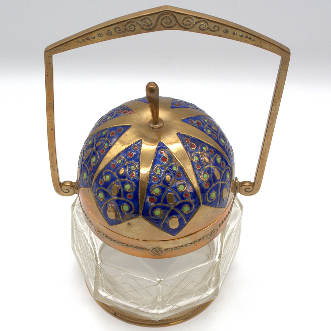 LUDWIG VIERTHALER. FÜR WINHARDT & CO, ZUGESCHRIEBEN, JUGENDSTIL DECKELGEFÄSS GESCHLIFFENES KRISTALL GLAS UND MESSING MIT AUFWENDIGEM EMALLIE DEKOR UM 1907.