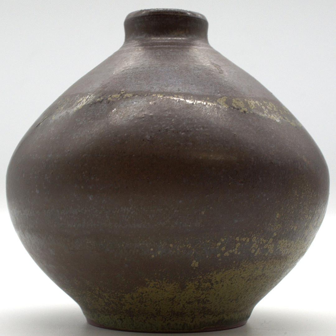 SKANDINAVISCHE KERAMIK DESIGNER VASE BRAUN MIT AUFWENDIGER LAUFGLASUR MONOGRAMMIERT MIT „HW“, UM CA. 1960.