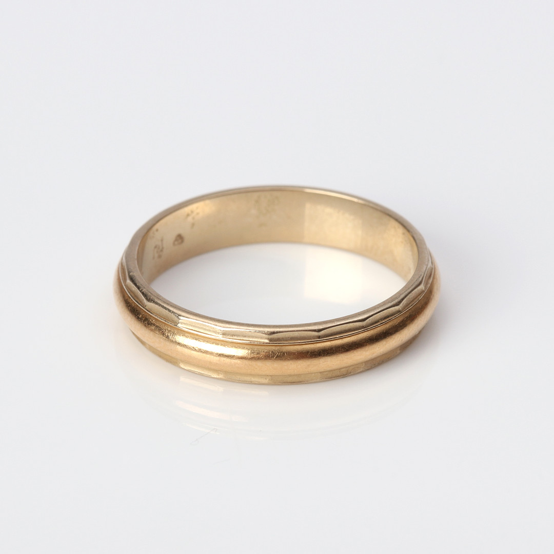 GULDRING. 18k tvåfärgat guld, vikt ca 5,6 gram.
