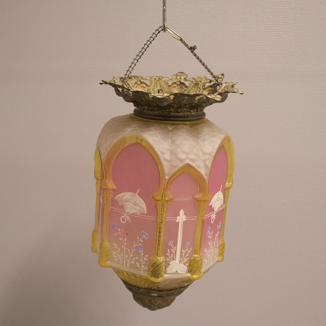 MÅNSKENSAMPEL, GLAS OCH BRONSERAD METALL, OMKRING 1900.