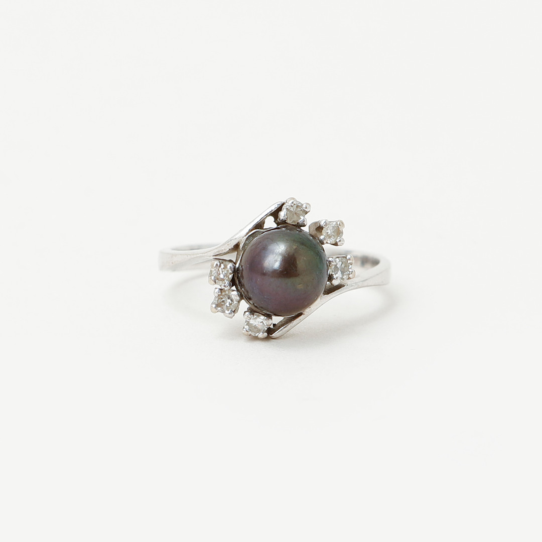 RING, 14k vitguld, diamater, svart odlad pärla, totalvikt ca 3,2 gram.