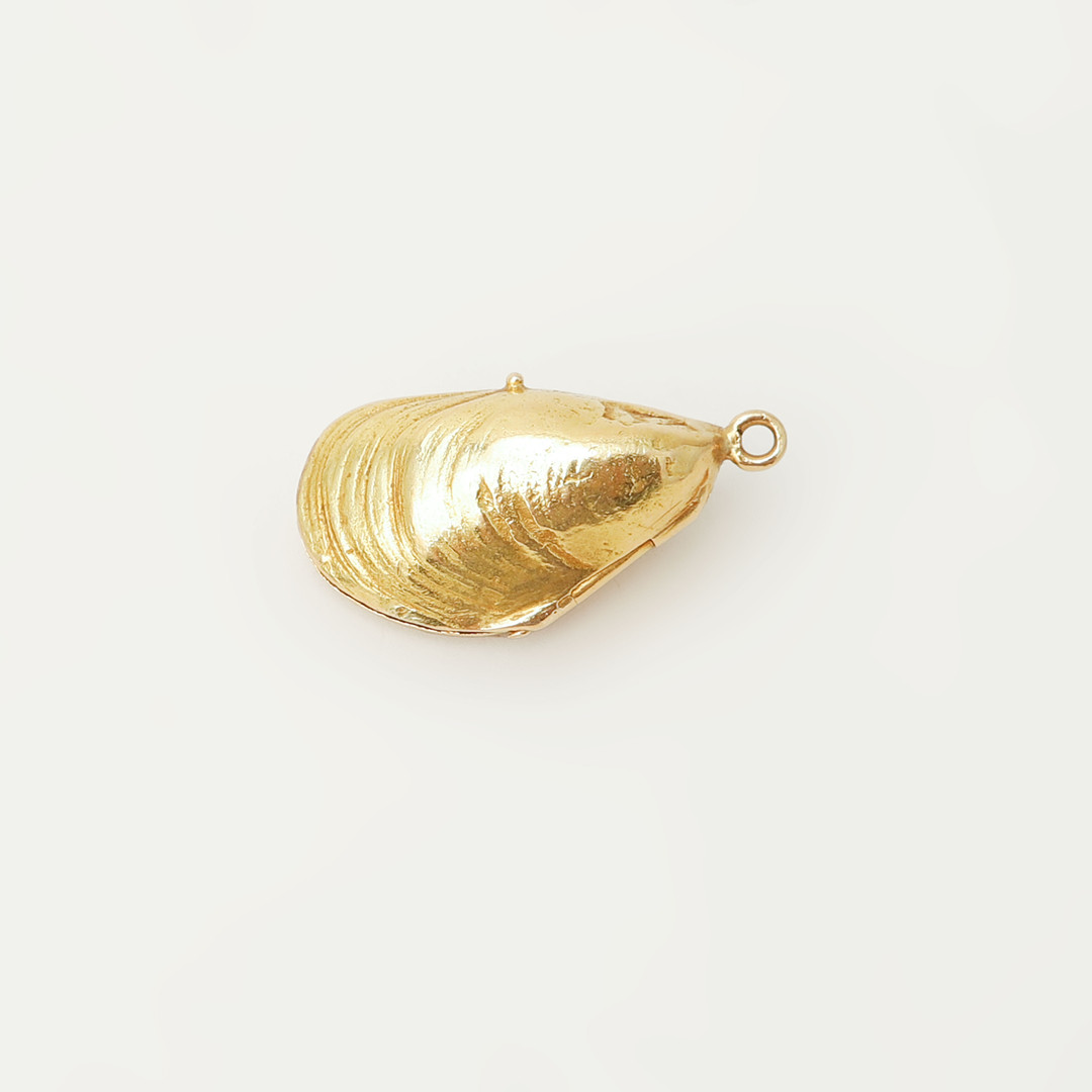 HÄNGE/ MEDALJONG, 18k guld, odlad pärla, vikt ca 3,8 gram.