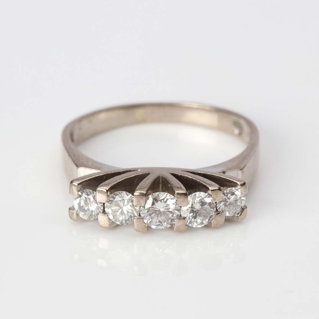 DIAMANTRING, 18k vitguld med fem briljantslipade diamanter totalt 0,66 ct enligt gravyr, totalvikt ca 4,7 gram.