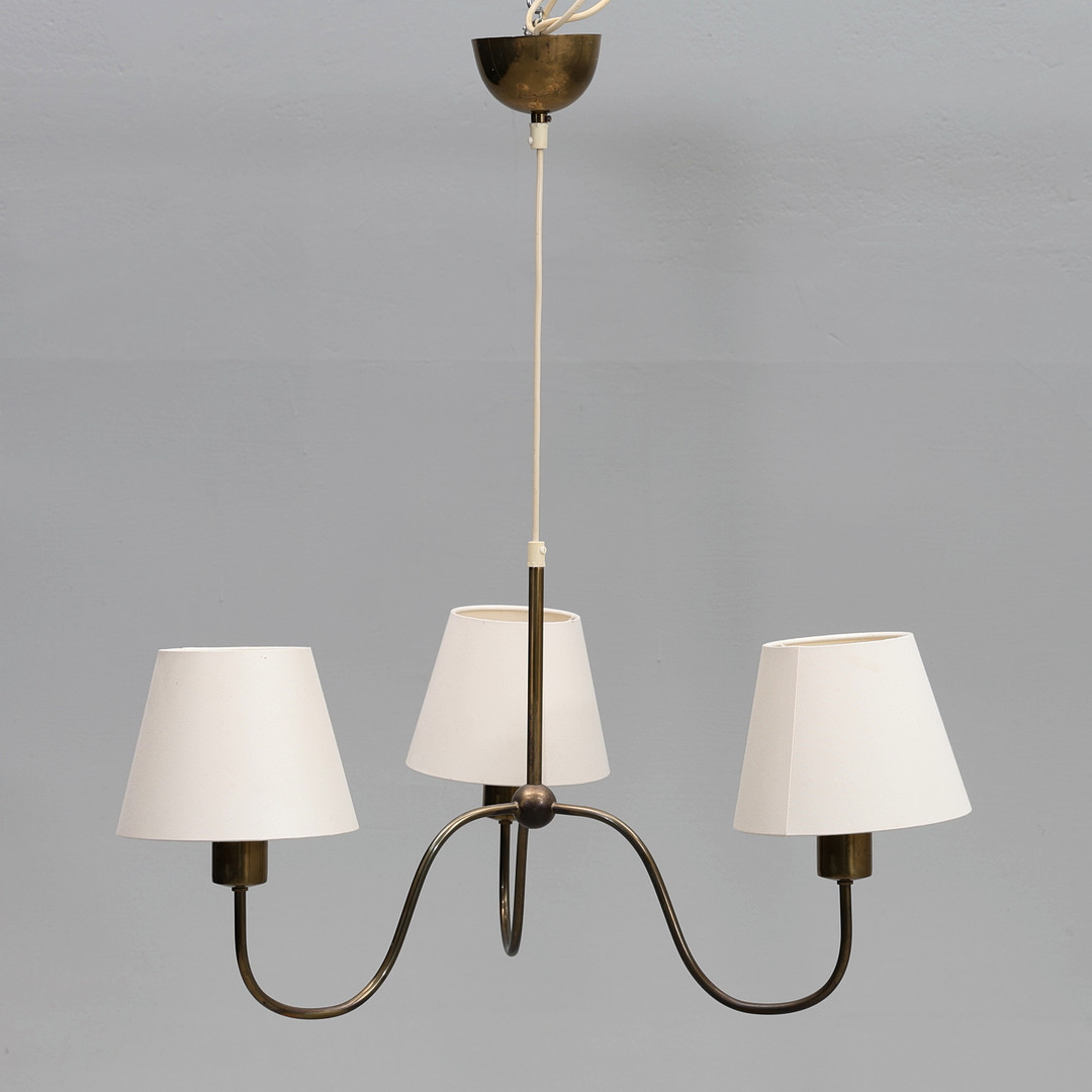 JOSEF FRANK. Taklampa, Firma Svenskt Tenn, mässing, modell 2444, 3 ljusarmar.