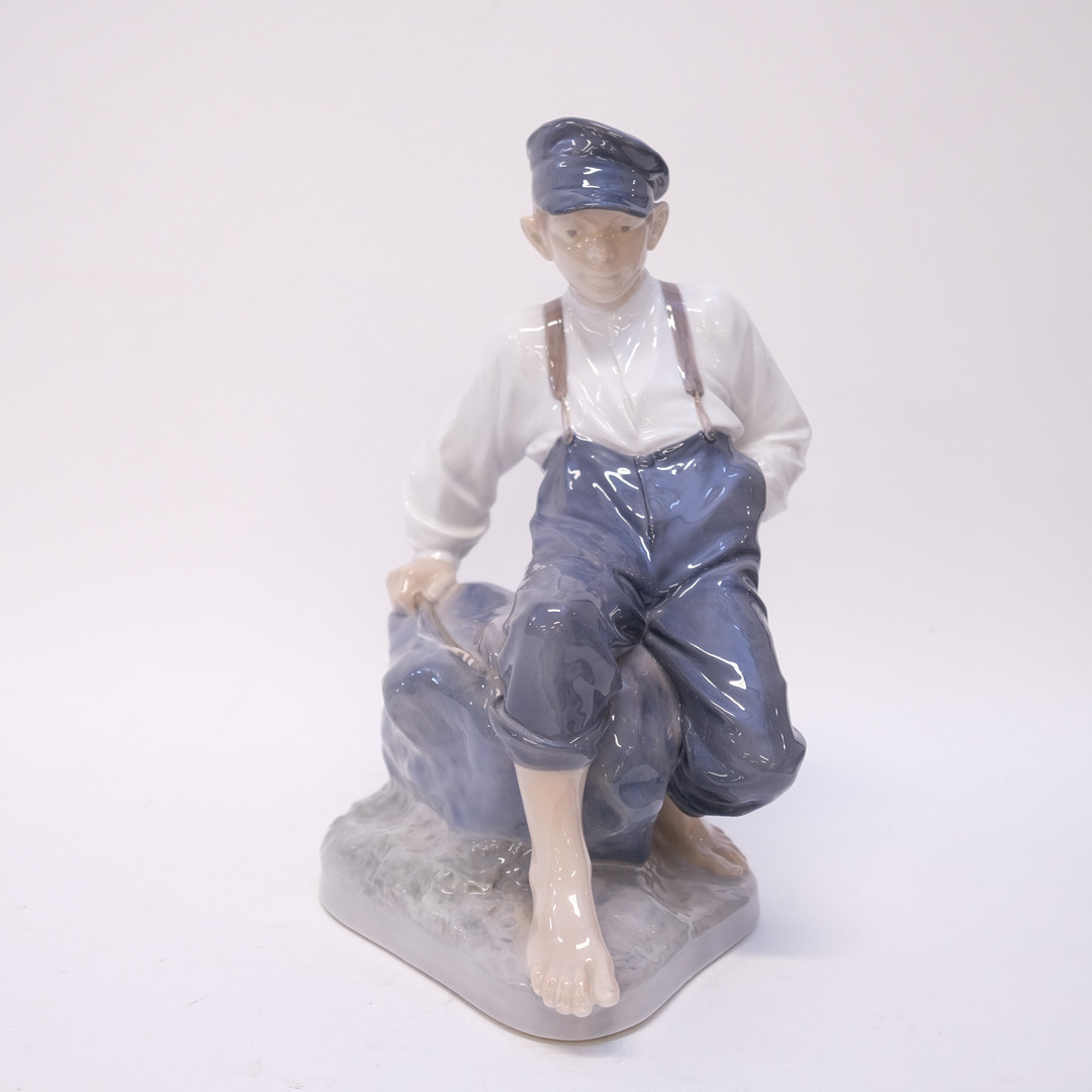 ROYAL COPENHAGEN FIGURIN " VALLPOJKE ".