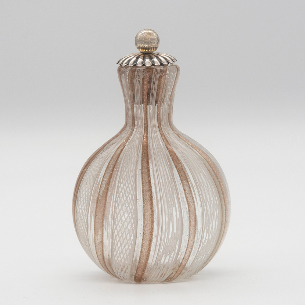 VENINI MURANOGLAS SCHNUPFTABAKFLASCHE, MUNDGEBLASEN MIT WEISSEN UND GOLDFLITTER BANDSTÄBEN, MIT KORKENVERSCHLUSS, 1950ER JAHRE.