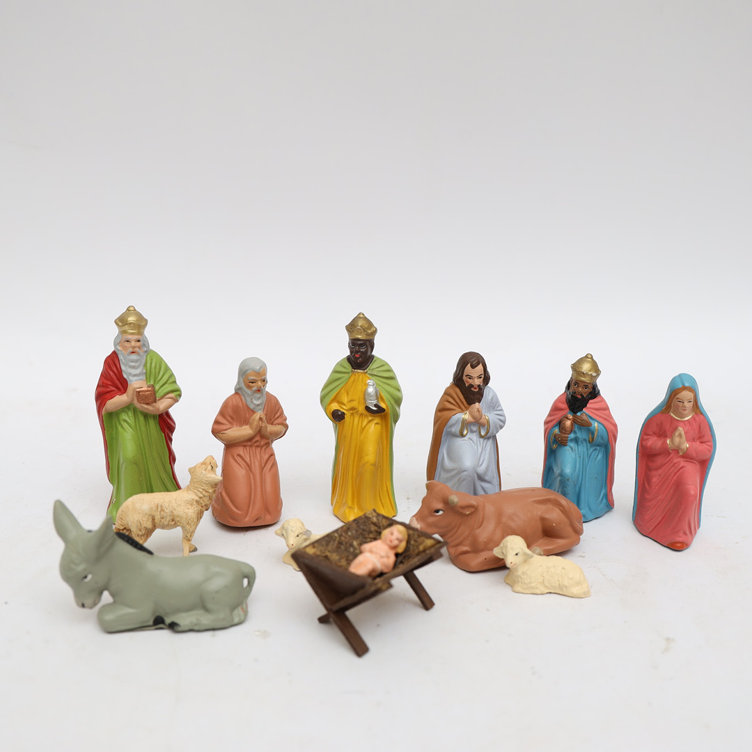 JULKRUBBFIGURER, omkring 1900-talets andra hälft, med handmålad dekor.
