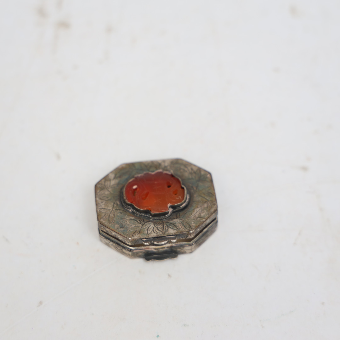 DOSA, silver, graverad dekor, locket med infälld skuren dekor. Stämplad.