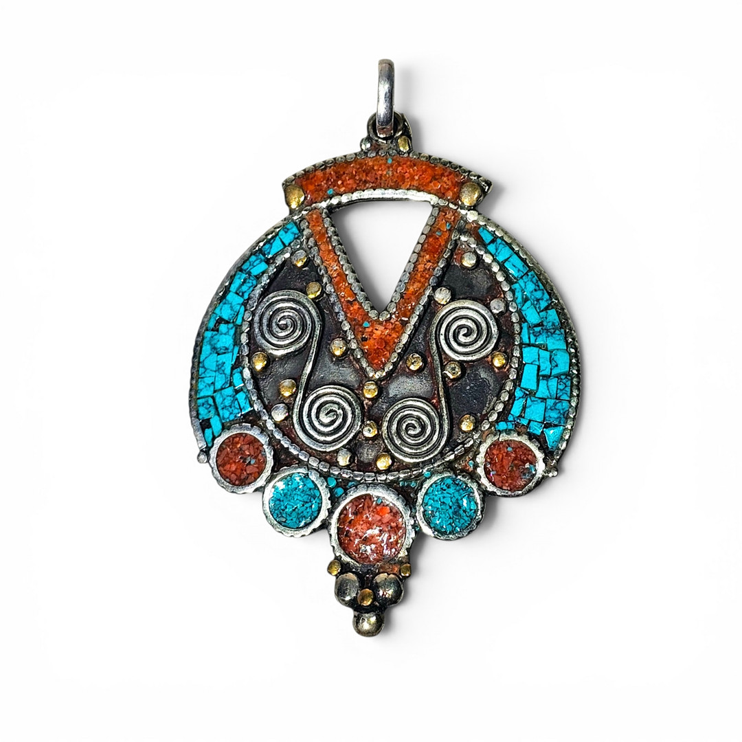 Colgante étnico en plata con coral turquesa y lapislázuli.